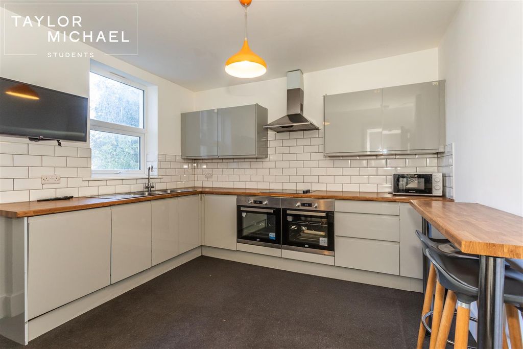 Property photo 1 of 27 Kitchen
