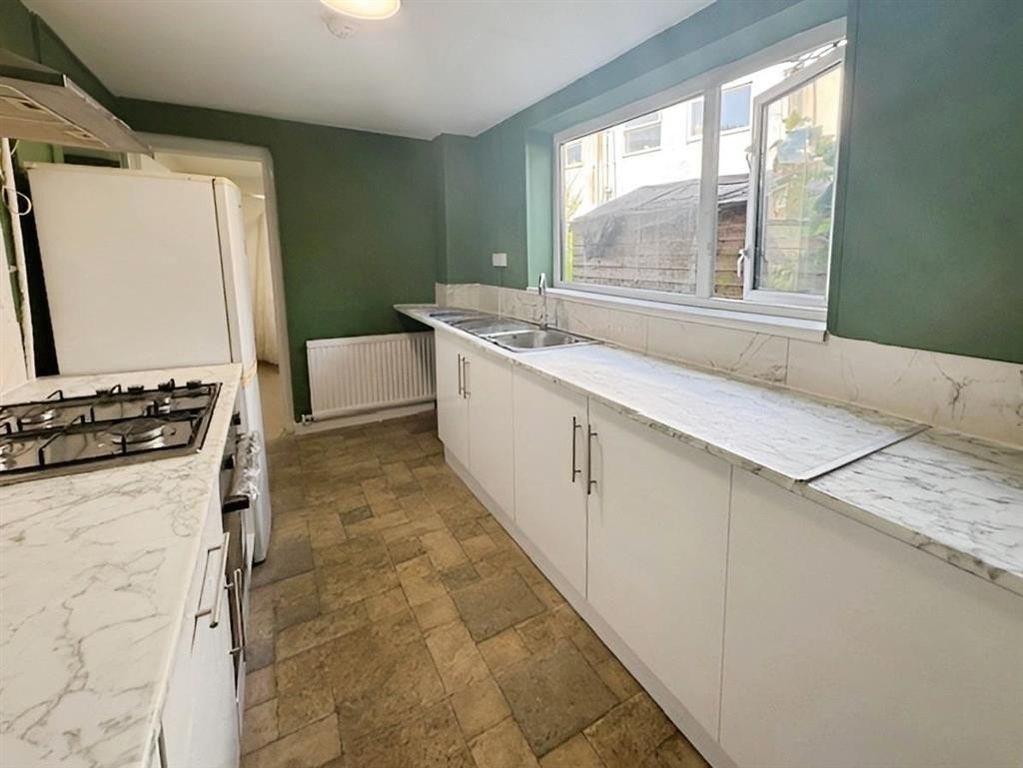 Property photo 2 of 8 Kitchen