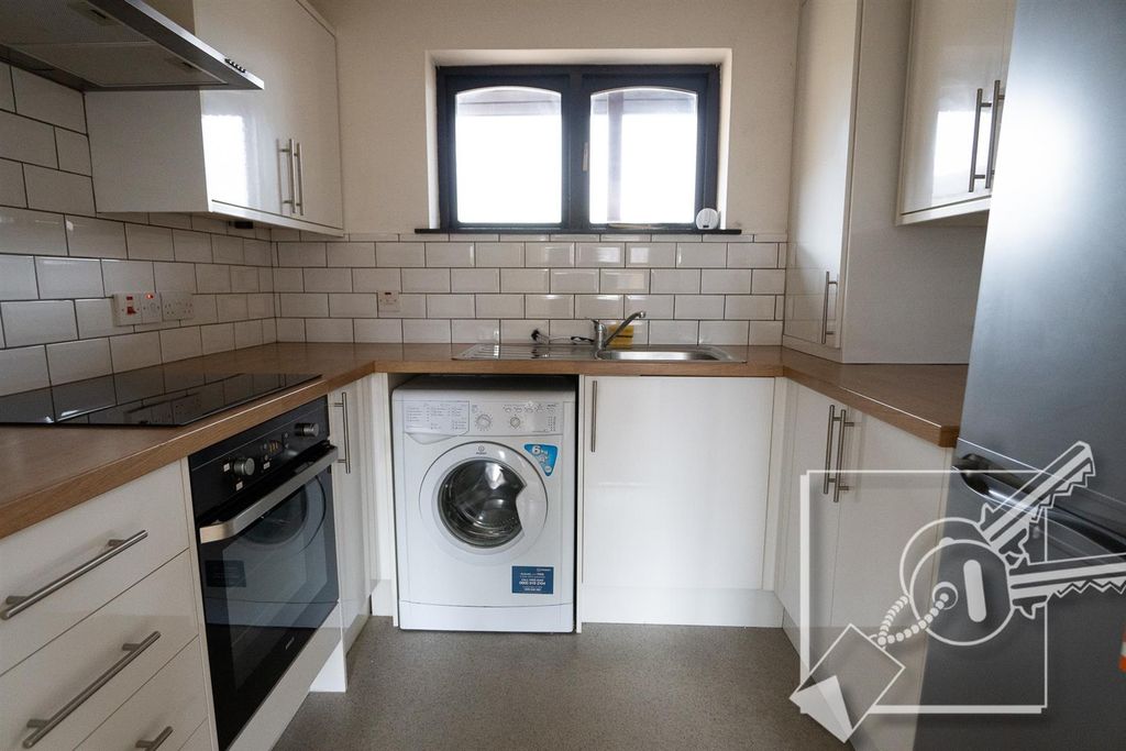 Property photo 2 of 19 Kitchen