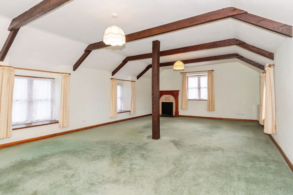 Property photo 2 of 36 Lounge