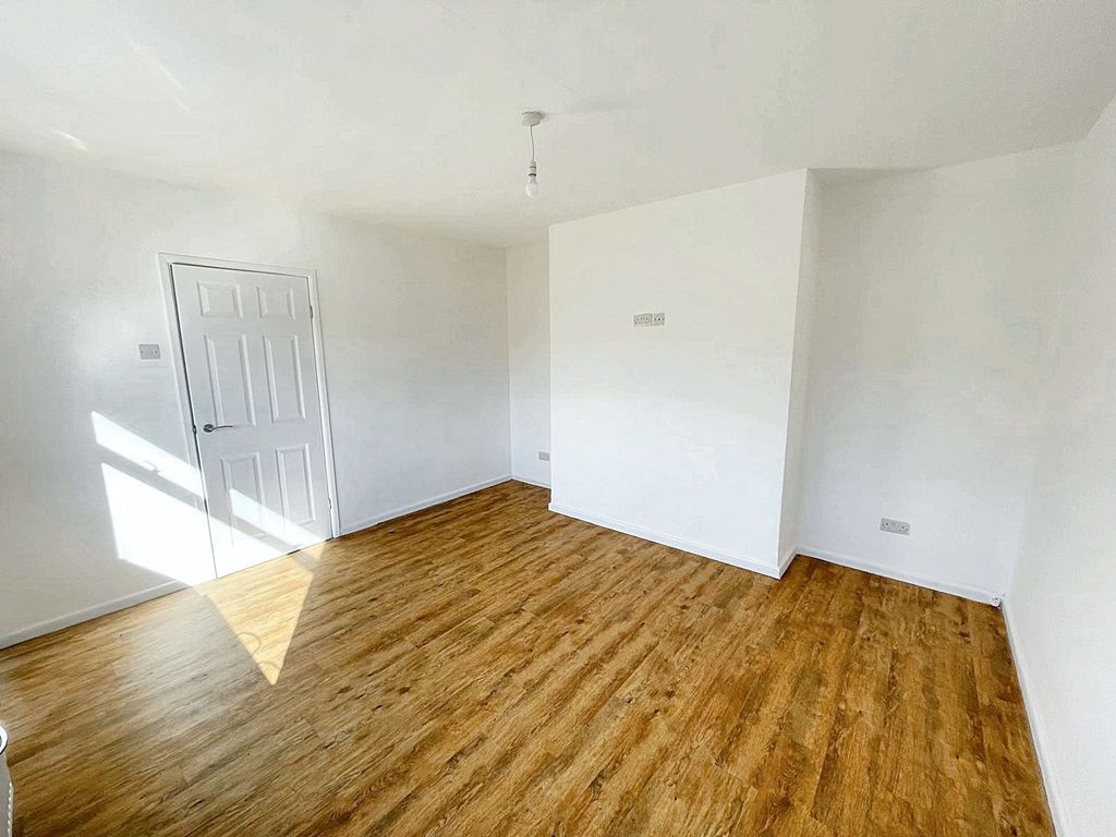 Property photo 3 of 12 Lounge