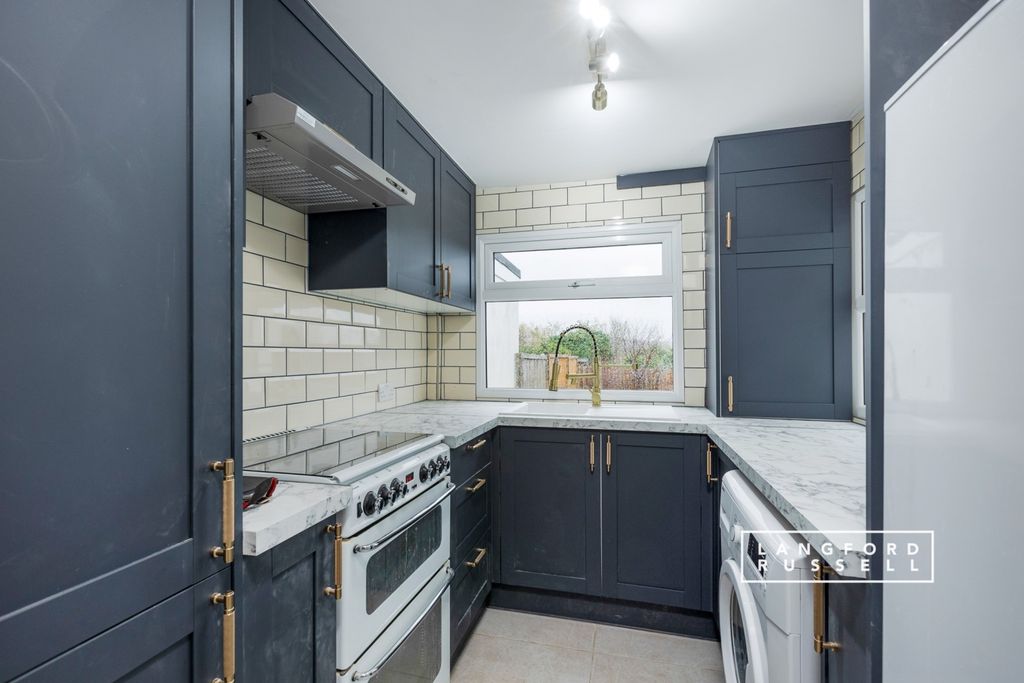 Property photo 2 of 10 Kitchen