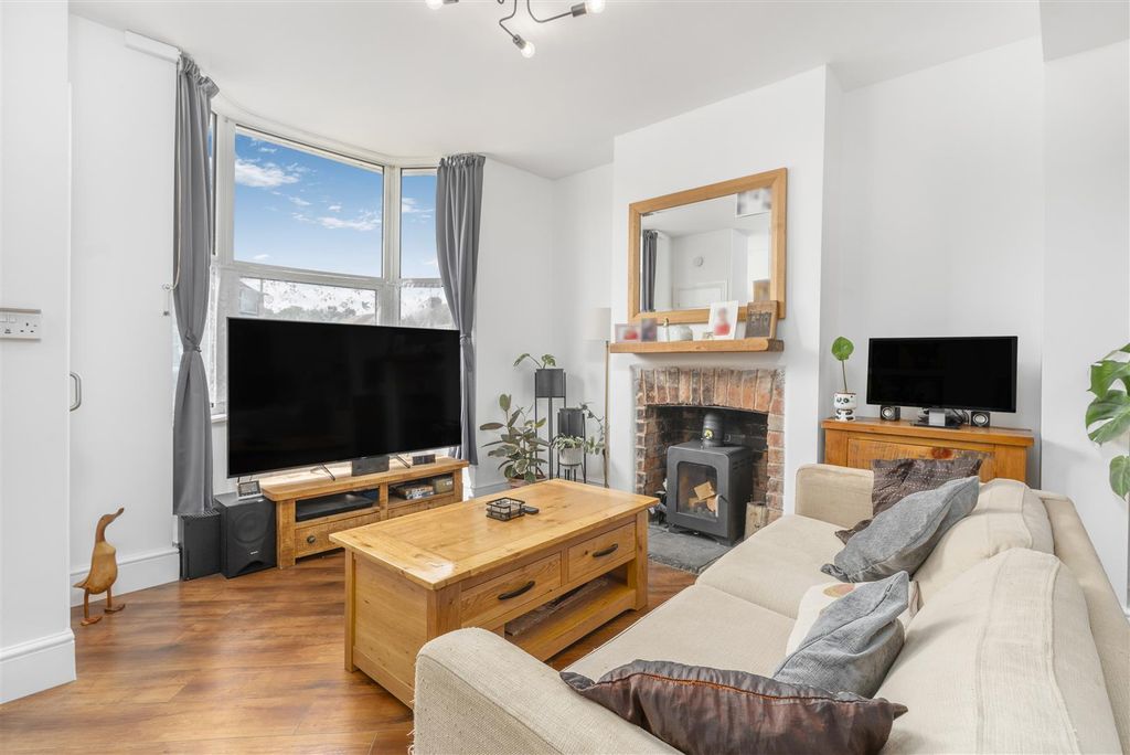 Property photo 3 of 15 104 West Street, Banbury-5.Jpg