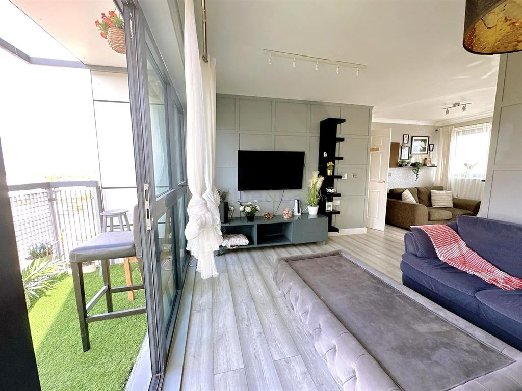 Property photo 2 of 17 Lounge/Diner