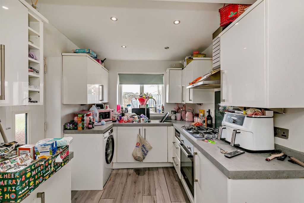 Property photo 2 of 10 8673604-Interior05-800.Jpg