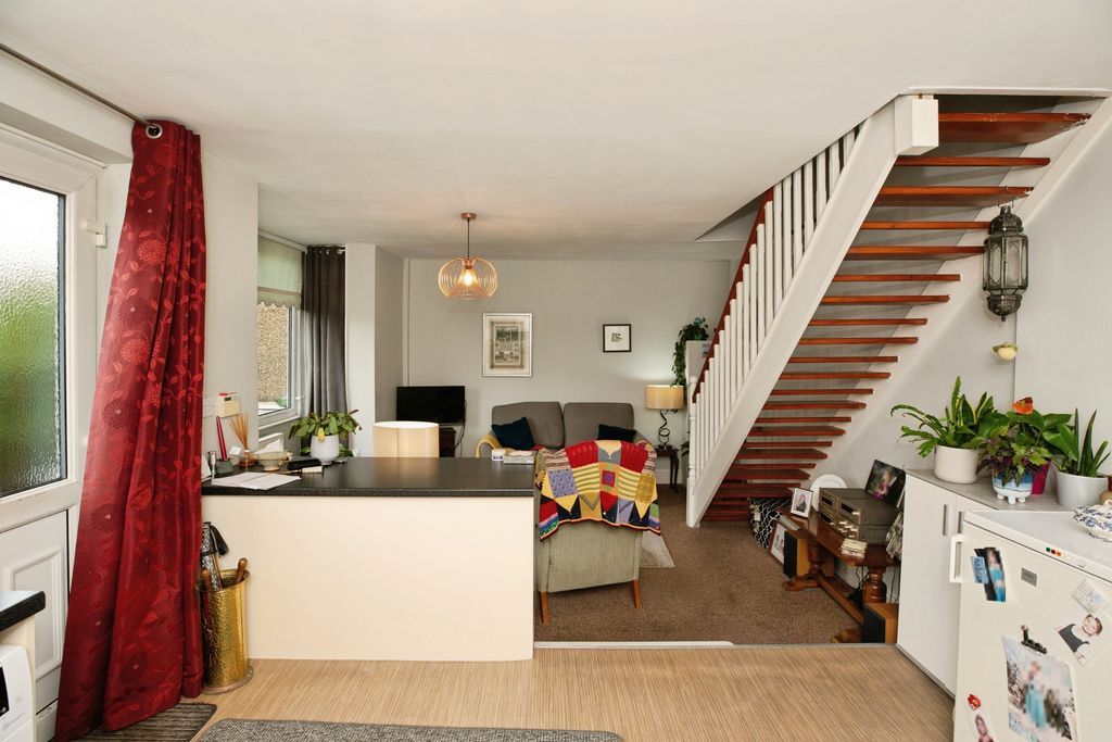 Property photo 2 of 10 Kitchen/Lounge