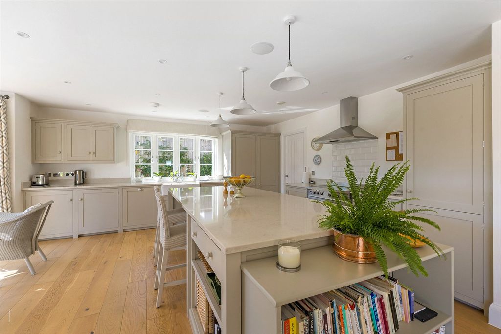 Property photo 3 of 19 Kitchen