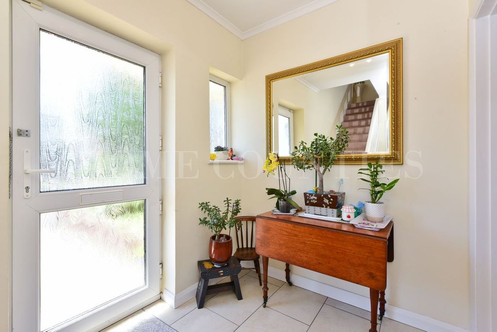Property photo 2 of 28