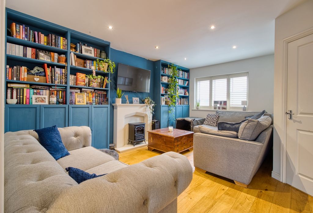 Property photo 2 of 13 Lounge - Ewemove Swindon South