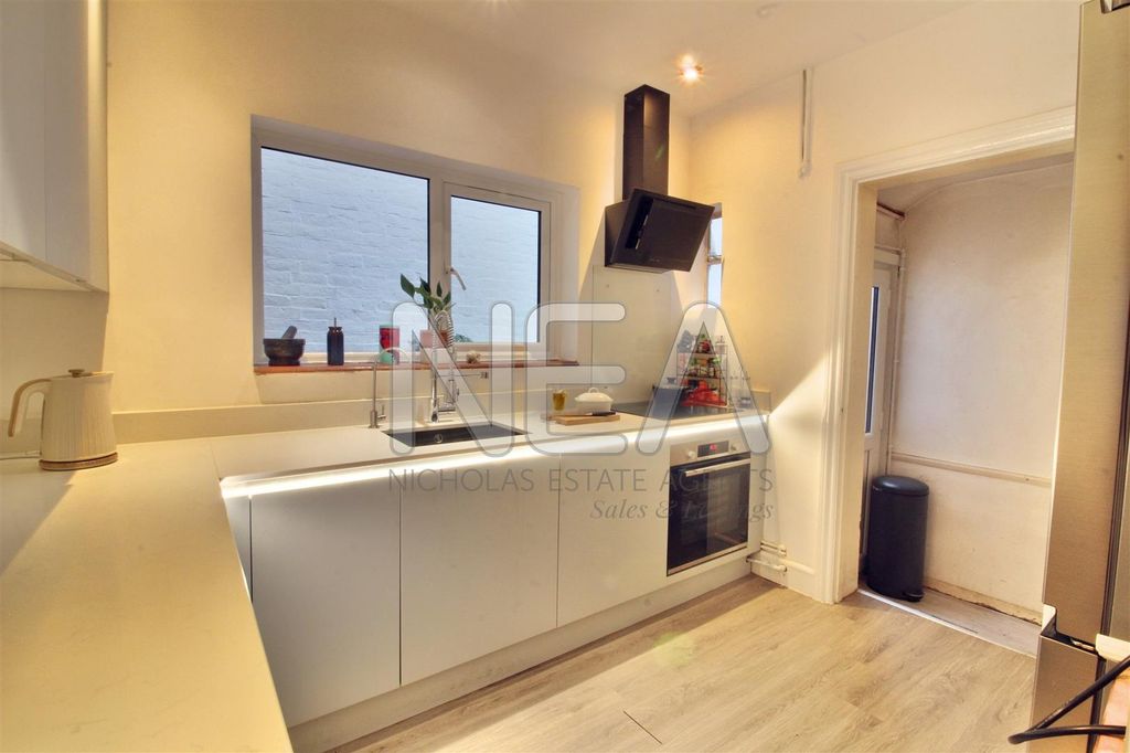 Property photo 3 of 11 Kitchen