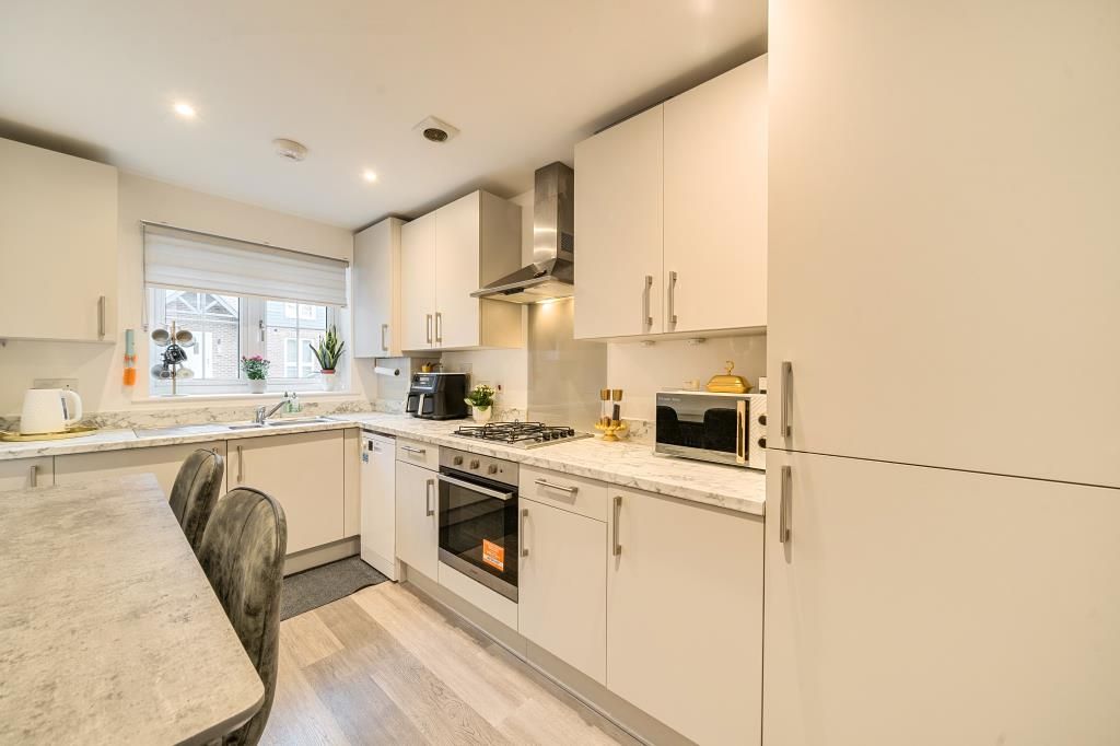 Property photo 3 of 19 Kitchen