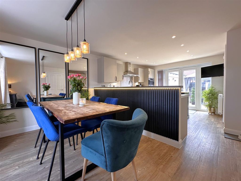 Property photo 2 of 26 Open-Plan Dining Kitchen 381