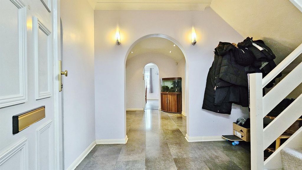 Property photo 3 of 33 Entrance Hall