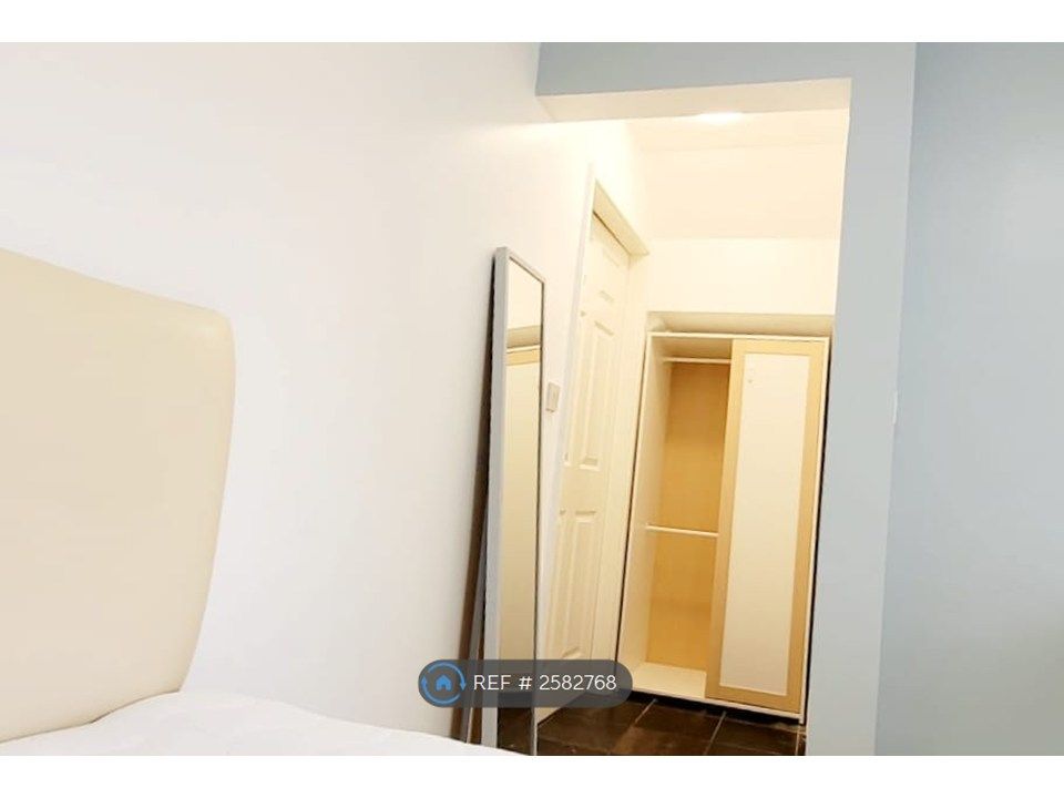 Property photo 3 of 8 En-Suite Room (Wardrobe)