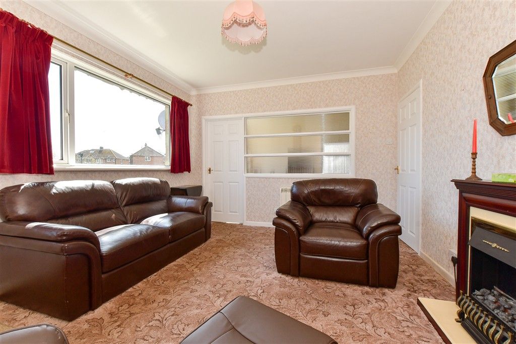 Property photo 1 of 9 Lounge