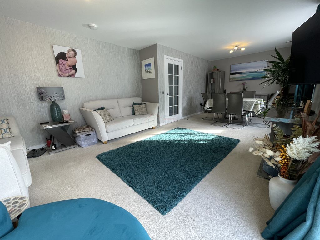 Property photo 3 of 30 Lounge B