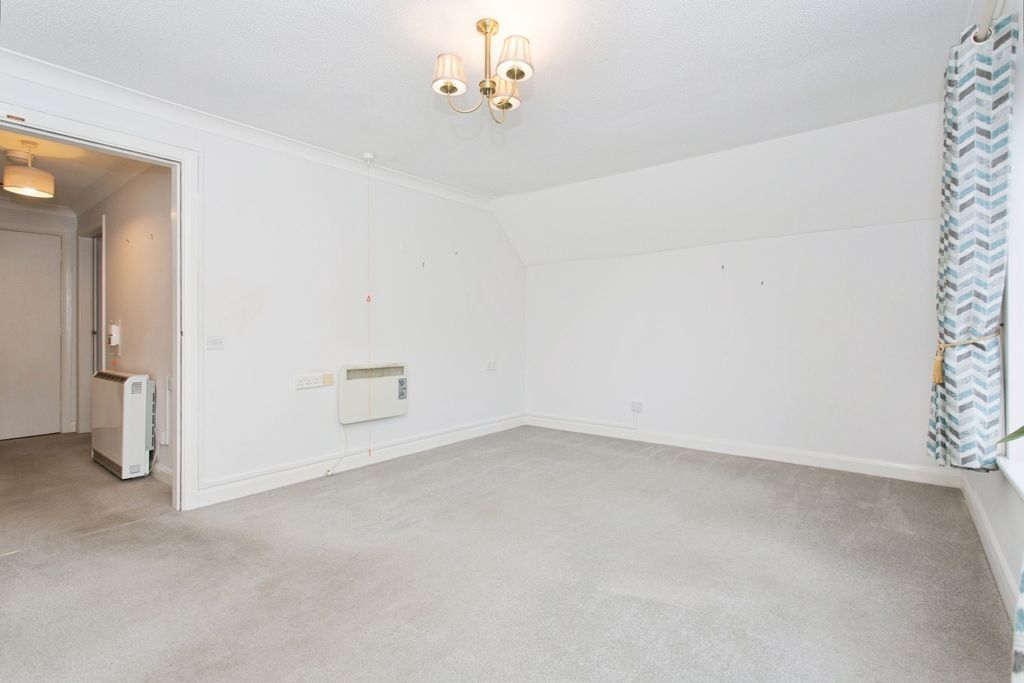 Property photo 3 of 17 Living Room