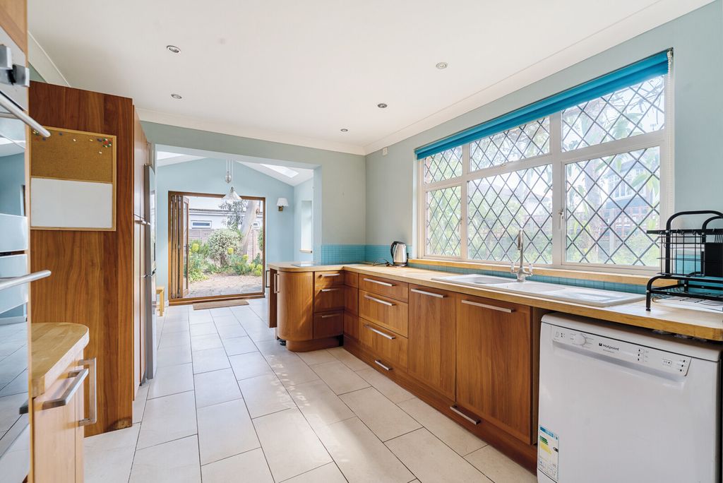 Property photo 2 of 18 7-681B3c0730795-1...