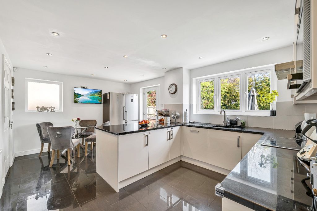 Property photo 3 of 20 4016877