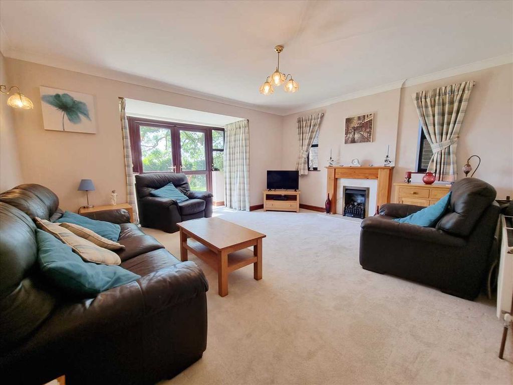 Property photo 2 of 19 Lounge: