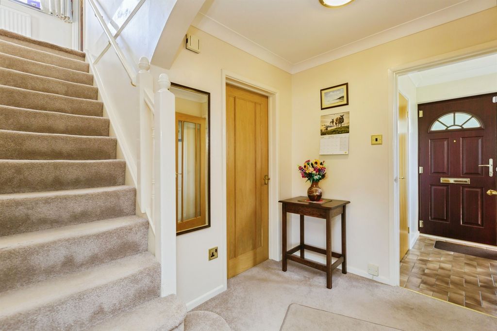 Property photo 2 of 17 Cloakroom
