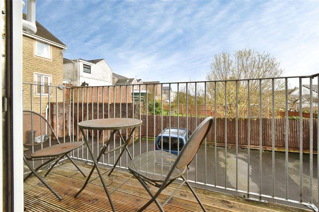 Property photo 2 of 14 Picture No. 18