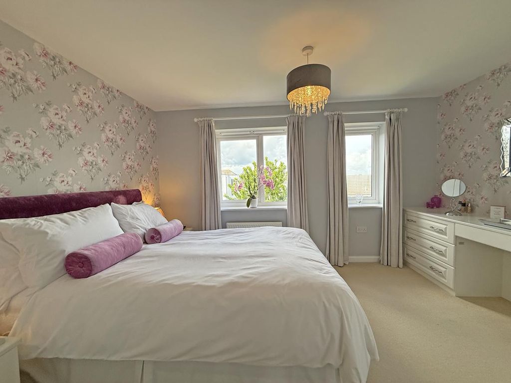 Property photo 3 of 17 Grassendale Avenue 39 - Bed 1 Front.Jpg