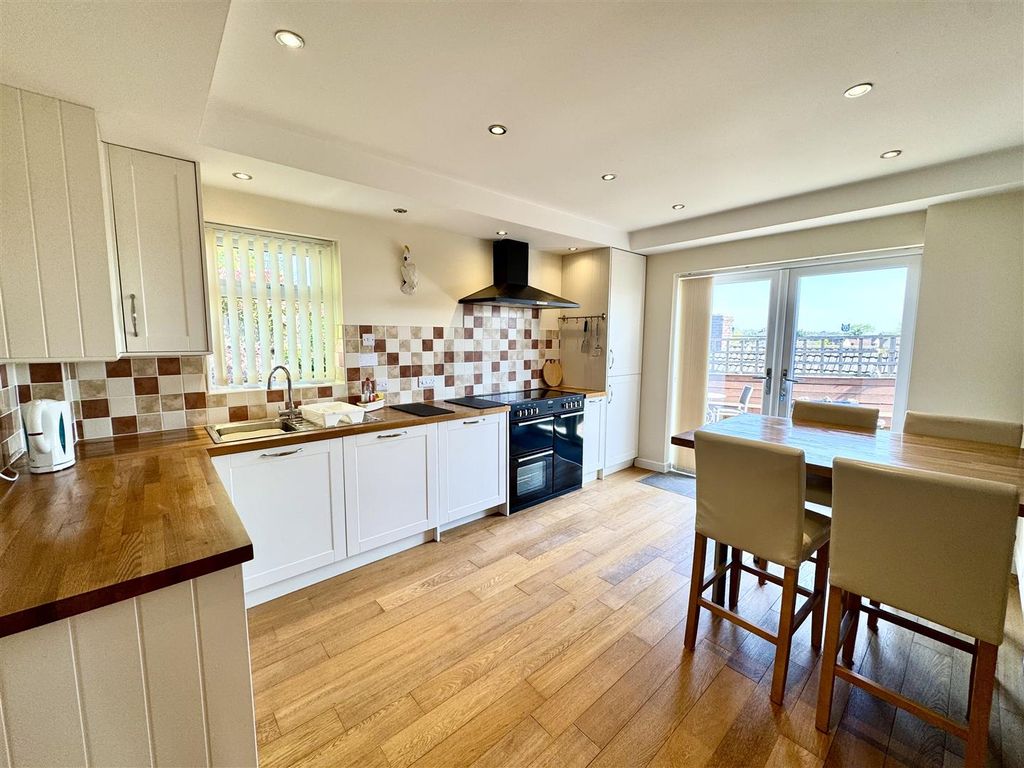 Property photo 2 of 15 Kitchen/Breakfast Room