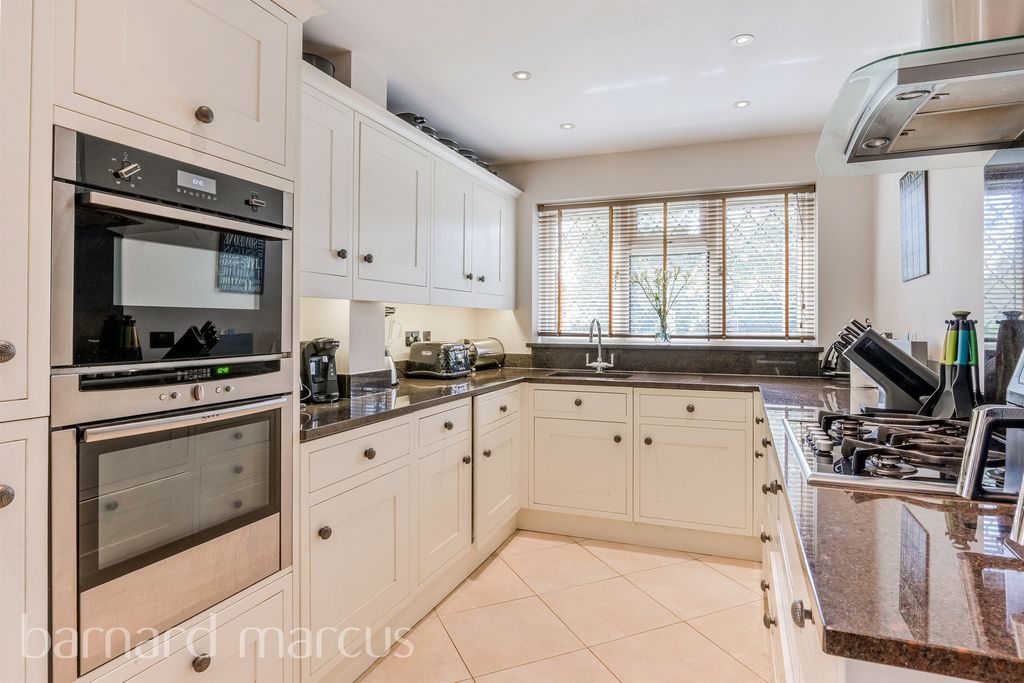 Property photo 3 of 12