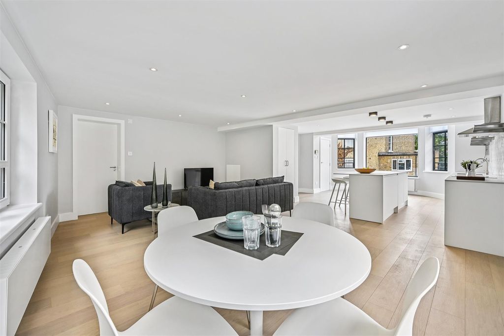 Property photo 2 of 10 Caxton Gate