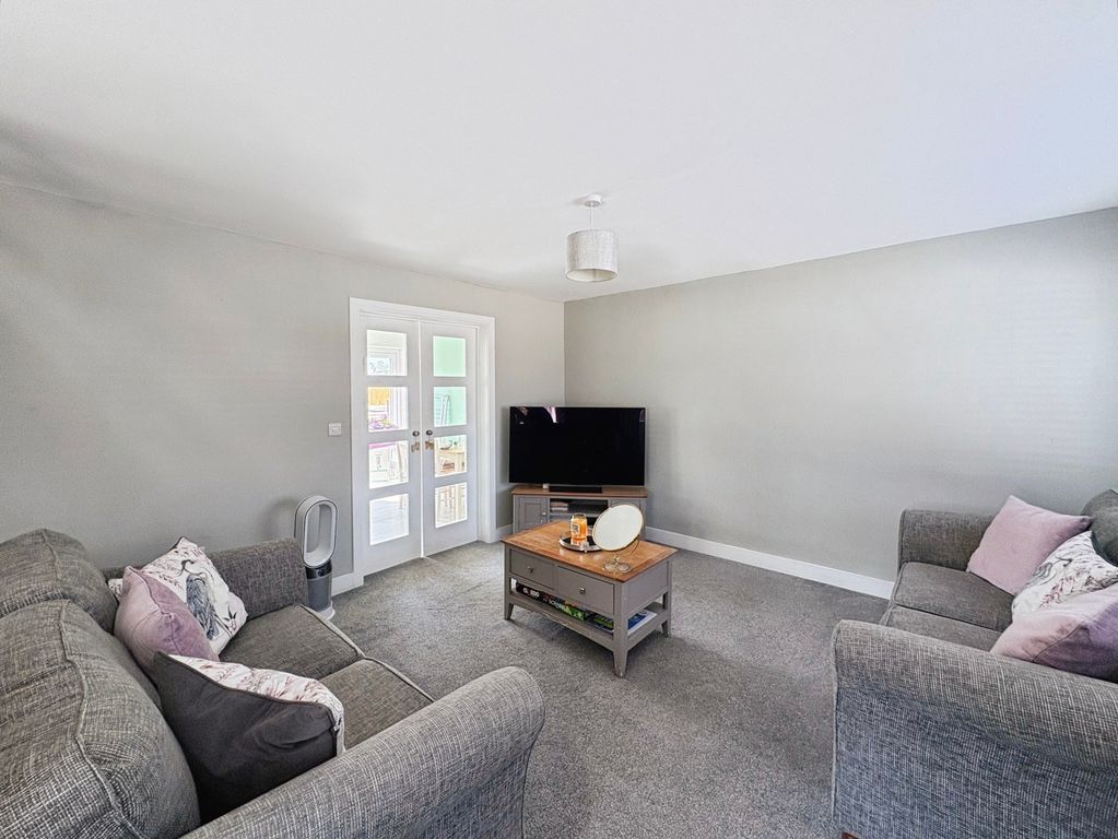 Property photo 3 of 12 Lounge