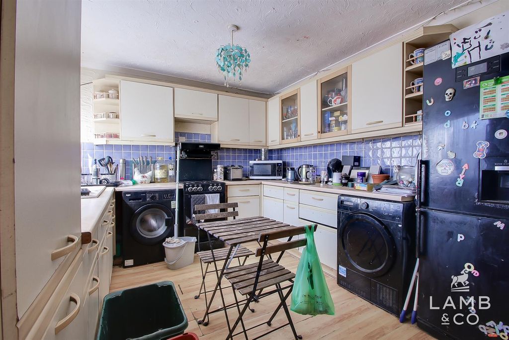 Property photo 2 of 7 Kitchen