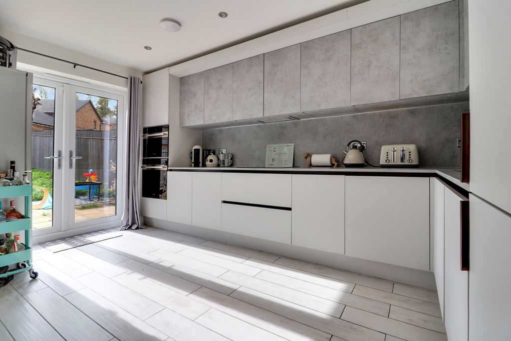 Property photo 3 of 23 Img_9806-Img_9808