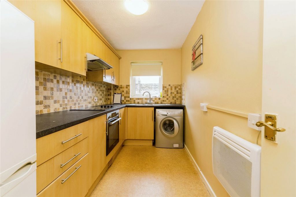 Property photo 2 of 11 Kitchen