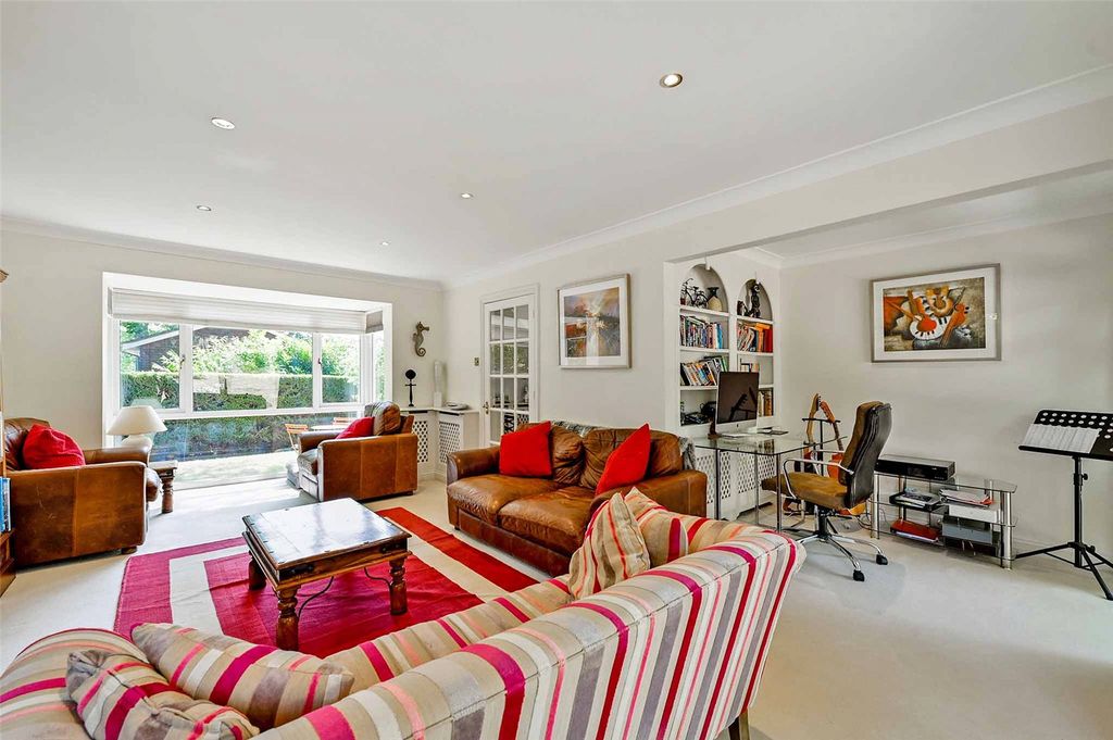 Property photo 2 of 19 Sitting Room