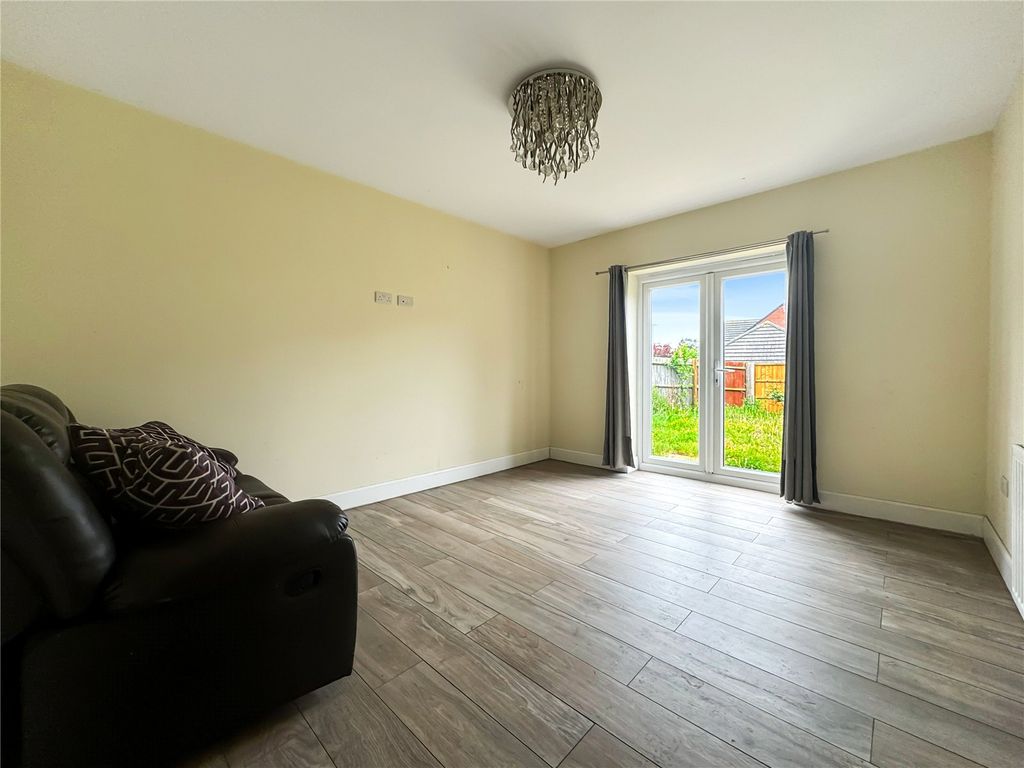 Property photo 3 of 21 Lounge