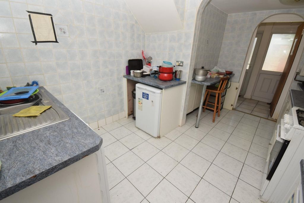 Property photo 3 of 11 Kitchen