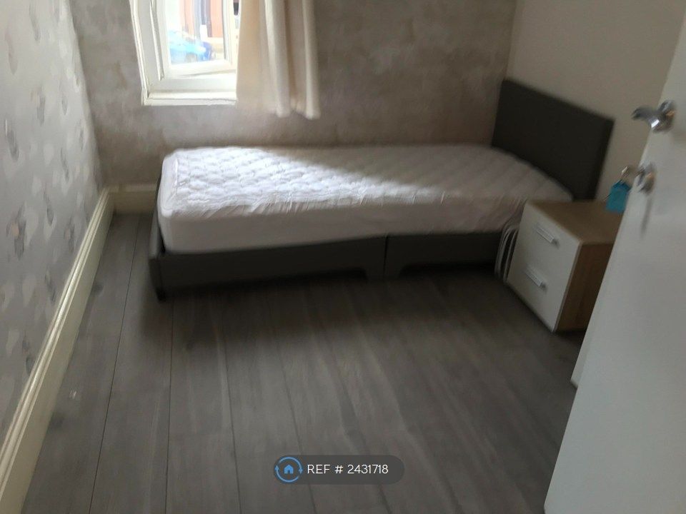 Property photo 2 of 7 Single Room At Ol6 6Nb Location