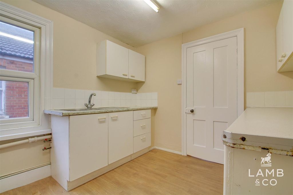 Property photo 3 of 9 Kitchen