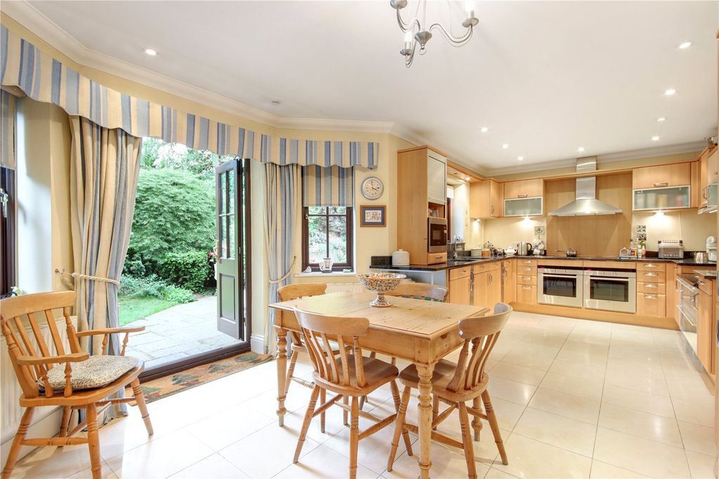 Property photo 2 of 12 Kitchen/Breakfast