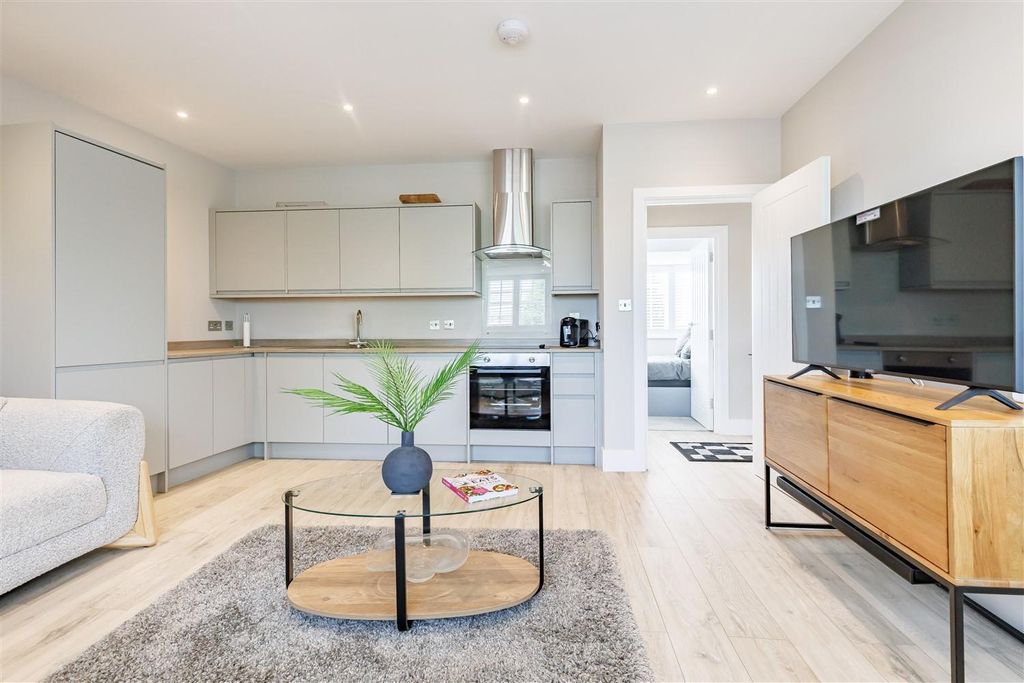 Property photo 3 of 22 2 185 High St (14).Jpg