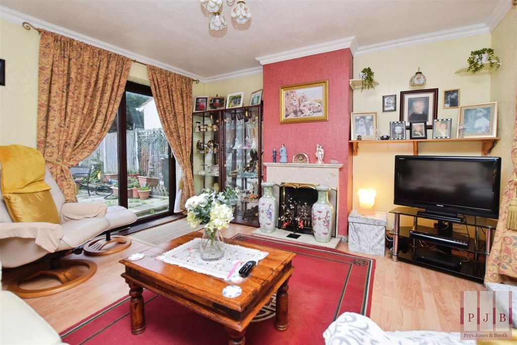 Property photo 3 of 15 Lounge