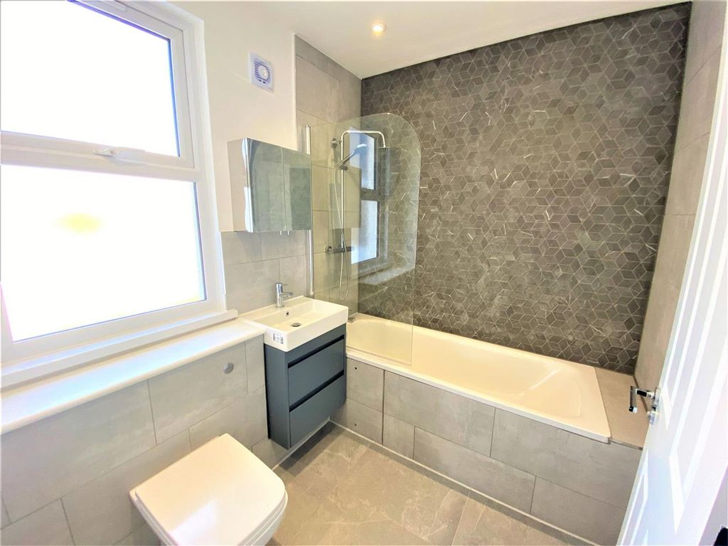 Property photo 3 of 5 Deynecourt Gdns E11
