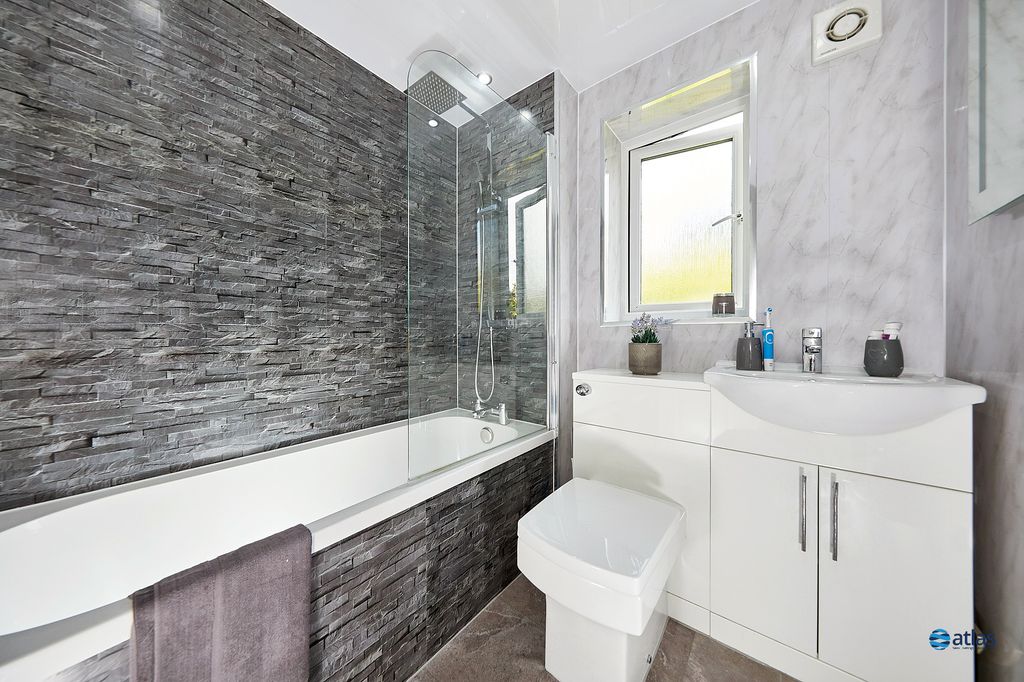 Property photo 3 of 17 Bathroom