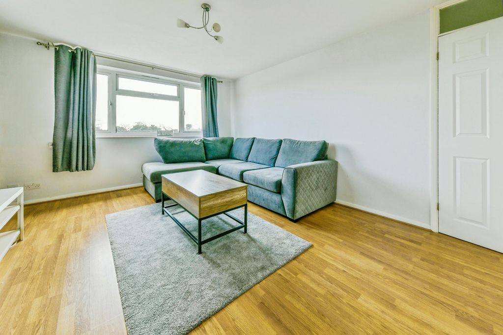 Property photo 3 of 17 Lounge