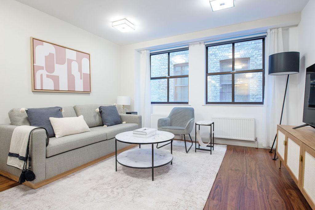Property photo 1 of 18 Living Room