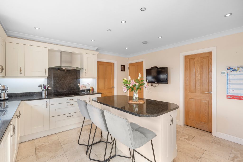 Property photo 3 of 16 Kitchen 3