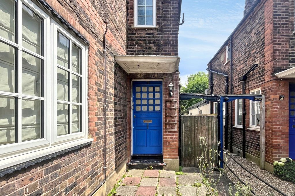 Property photo 3 of 18 79 Valley Road, Streatham, London Sw16 2XL