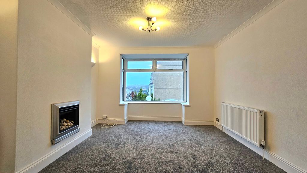 Property photo 3 of 12 Lounge