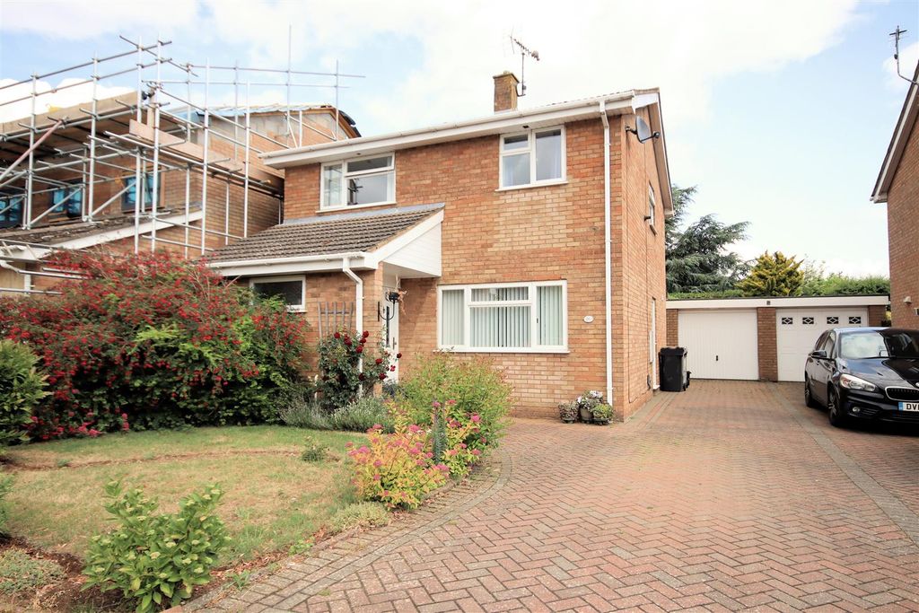 Property photo 1 of 21 Front Garden &amp; Drive